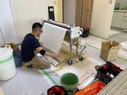 のり付け作業中です